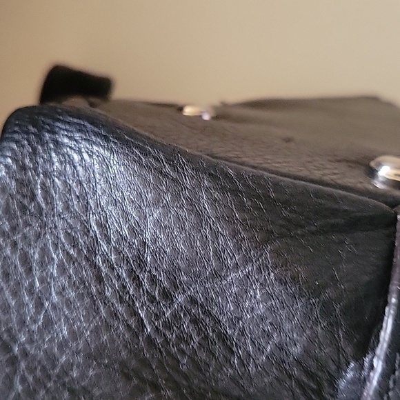 Black Women's Leather Tote Shoulder Bag - Picture 8 of 12